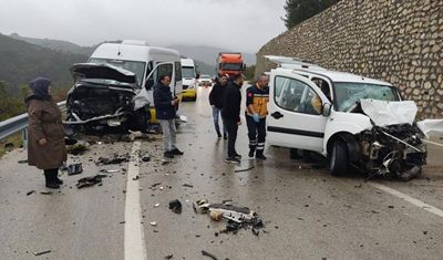 Bursa'da minibüs ile otomobil çarpıştı: 1 ölü, 10 yaralı