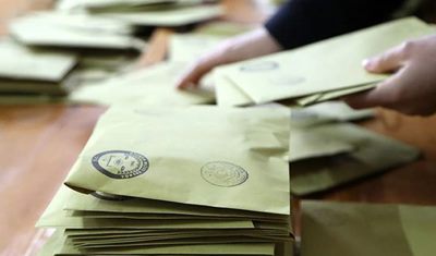 Fon skandalı sonrası AKP'nin oy oranı bir ayda düştü
