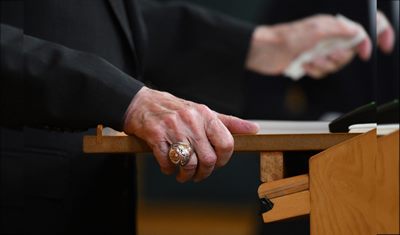 Bahçeli’nin yüzüğündeki yazı dikkat çekti