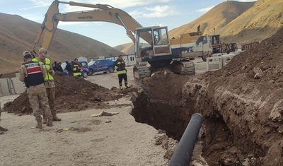 Toprak altında kalan işçi hayatını kaybetti