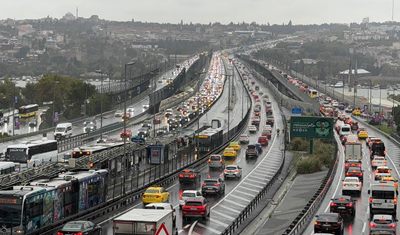 Yağmur İstanbul trafiğini kilitledi