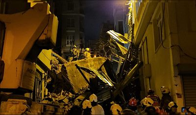 Beyoğlu'nda 5 katlı bina çöktü