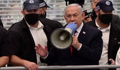 Netanyahu AVM'de megafonu eline alıp oy istedi