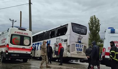 Yolcu otobüsü eve çarptı: Sürücü öldü, 14 yaralı