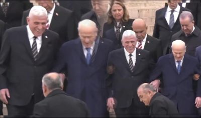 Anıtkabir’de kol kola görüntü İYİ Parti’yi karıştırdı
