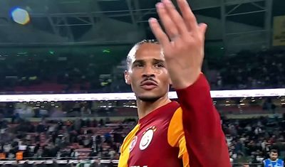 Sané’den maç sonunda kameramana sert tepki