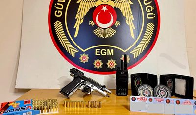 Polis amblemiyle silah teşhirine operasyon