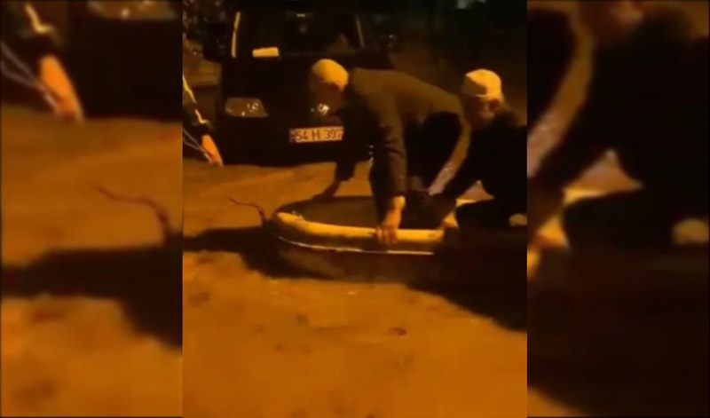 Camide mahsur kalan imam ve cemaat kayıkla kurtarıldı