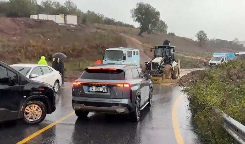 İstanbul'da yoğun yağış sonrası iki noktada toprak kayması