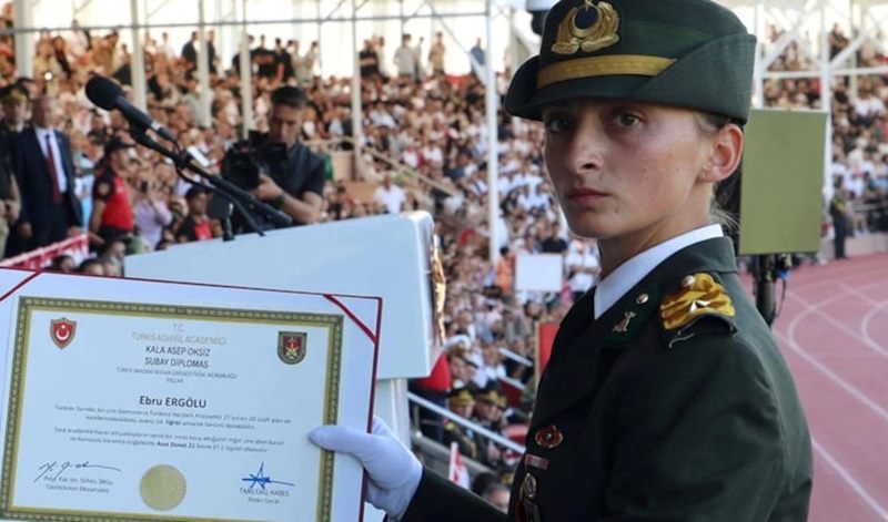 TSK’dan ihraç edilen Ebru Eroğlu’nun gazi babası 35 yıllık işinden çıkarıldı