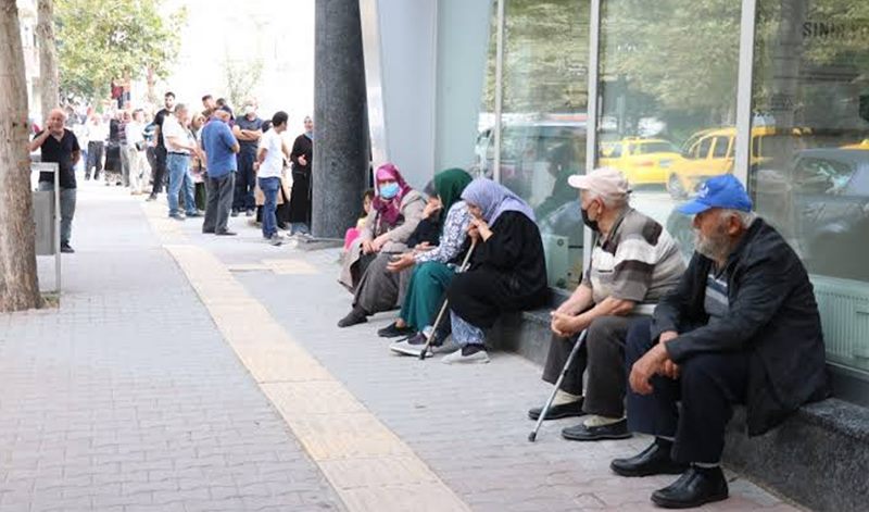 En düşük emekli maaşı teklifi AKP-MHP oylarıyla reddedildi