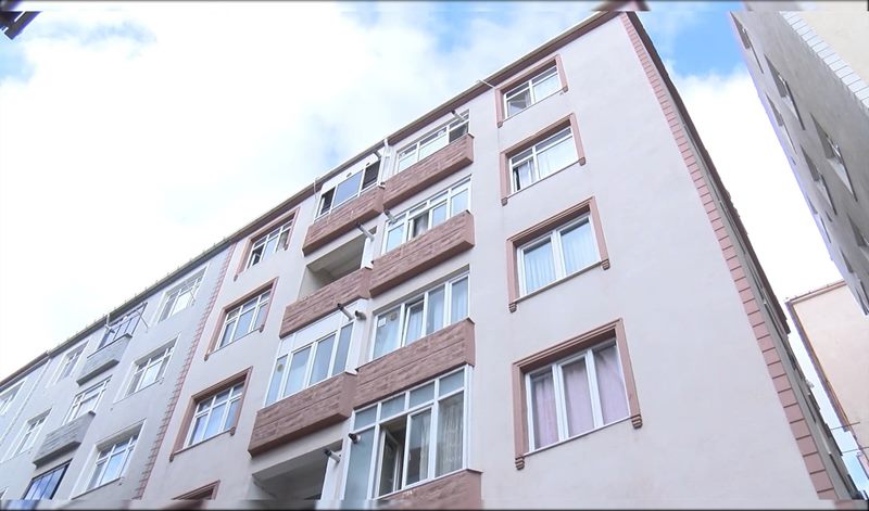 Küçükçekmece’de iki genç kız 3’üncü kattan düştü