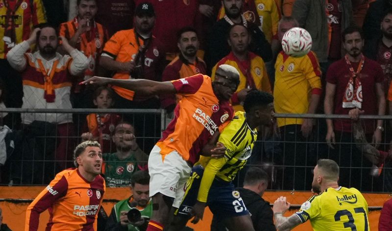 Galatasaray Fenerbahçe'yi Osimhen'in golleriyle yendi