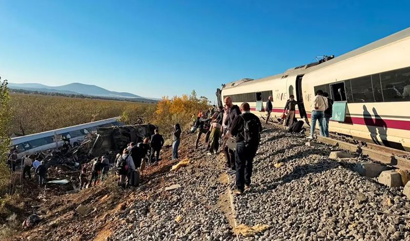 İspanya'da iki yüksek hızlı tren çarpıştı!